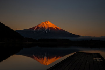 湖面に映る日本の象徴