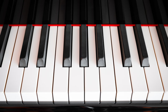 piano kayboard frontal view, straight keyboard -