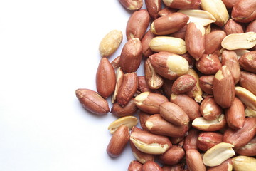 ピーナッツ - Peanuts isolated on white background