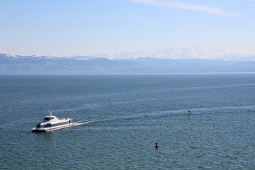 Bodensee mit Bergen und F&auml;hre