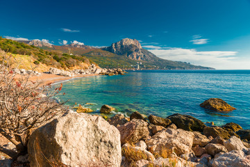 Obraz premium Rocky seashore, mountain and seascape on a sunny day