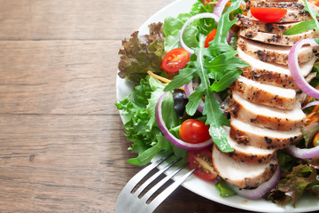 Healthy chicken salad with tomatoes, onion and mixed green