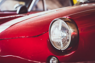 Phare d'une vieille voiture de sport