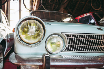 Fototapeta premium Phare d'une vieille voiture de sport