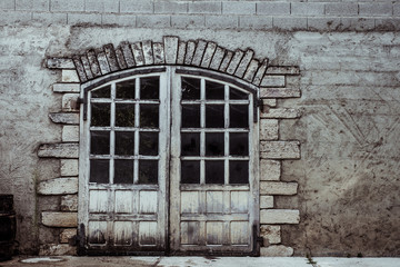 Porte ancienne d'un bâtiment industriel