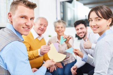 Start-Up Team macht Teambuilding Übung