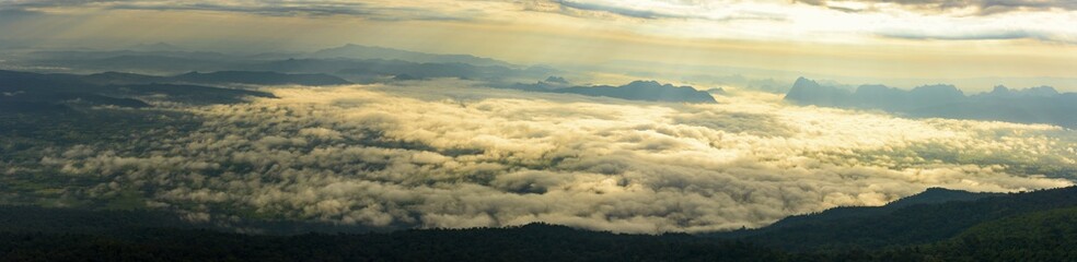 Obraz premium Panoramic mountains in the fog and clouds