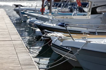 Crédence de cuisine en verre imprimé Naviguer Modern yachts moored close up outdoor view