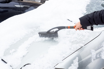 cleaning the car from snow
