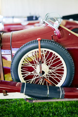Reserverad an einem roten Oldtimer