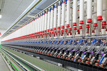 Spinning machinery parts and cotton yarn in the factory