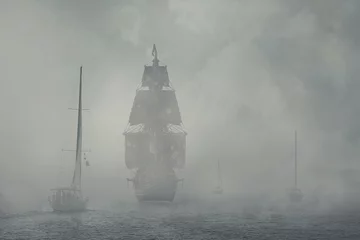  Jachten en een piratenschip in de mist. © Denys