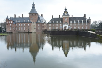 Fototapeta na wymiar Wasserburg Schloss Anholt met gracht en ophaalbrug en reflectie in het water