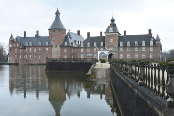 Fototapeta na wymiar Wasserburg Schloss Anholt met gracht en ophaalbrug en reflectie in het water