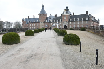 Obraz premium kasteel Wasserburg Schloss Anholt met oprijlaan en ophaalbrug