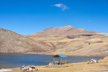 Lac Kari au pied du volcan Aragats en Arménie