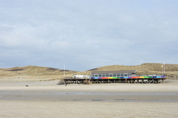 Fototapeta na wymiar strandrestaurant op het zandstrand van Callantsoog