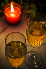 キャンドルライトの中のシャンパン