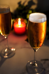 キャンドルライトの中のビール