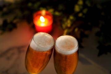 キャンドルライトの中のビール