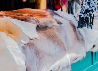 Fell- und Pelz Accessoires auf einem Weihnachtsmarkt