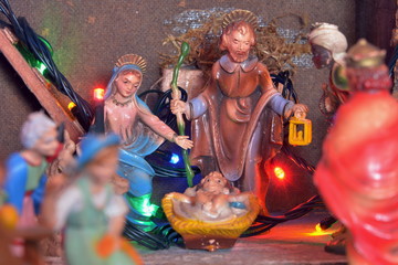 personaggi in miniatura all'interno di un presepe di Natale