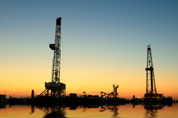 Obraz premium Oil drilling derrick in oilfield