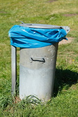 Öffentliche Mülltonne aus Metall