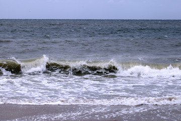 Brandung an einem Strand an der Nordsee in den Niederlanden