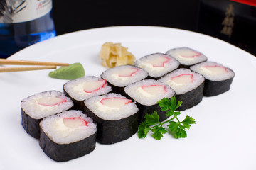 Kani hossomaki in a plate on a restaurante table