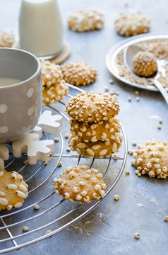 Cookies with puffed cereals