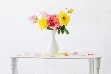roses oin vase on white background