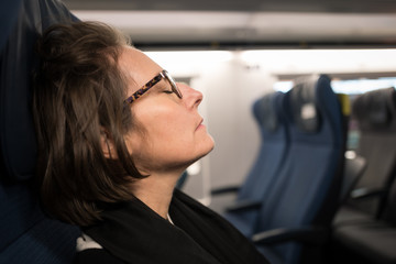 voyageuse dans le train © Eléonore H