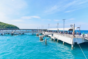 Fototapeta na wymiar Tourists at Tawaen Pier on Koh Larn in Pattaya