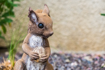 Obraz premium Décoration de jardin, figurine représentant un écureuil