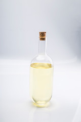 Butelka białego wina z domowej produkcji.