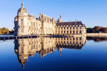 Fototapeta na wymiar View of Chantilly castle with reflection
