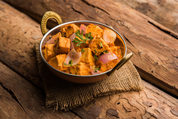 Paneer Do Pyaza  is a popular punjabi vegetarian recipe using cubes of cottage cheese  with lots of onion in a gravy