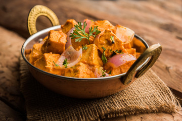 Paneer Do Pyaza  is a popular punjabi vegetarian recipe using cubes of cottage cheese  with lots of onion in a gravy