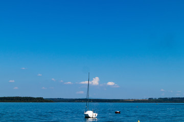 Fototapeta na wymiar sailboat in the lake