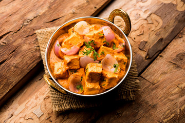 Paneer Do Pyaza  is a popular punjabi vegetarian recipe using cubes of cottage cheese  with lots of onion in a gravy