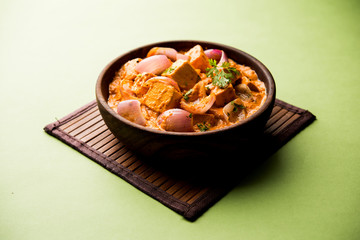 Paneer Do Pyaza  is a popular punjabi vegetarian recipe using cubes of cottage cheese  with lots of onion in a gravy
