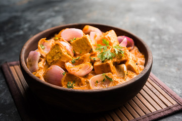 Paneer Do Pyaza  is a popular punjabi vegetarian recipe using cubes of cottage cheese  with lots of onion in a gravy