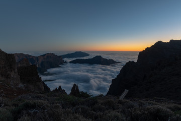Fototapeta premium Sonnenutergang über dem Wolkenmeer in der Caldera Taburiente auf La Palma