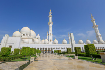 Fototapeta na wymiar Inner courtyard Sheikh Zayed Mosque