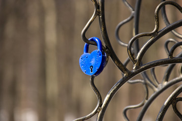 The modern traditions of the newlyweds to hang locks on the railing of the bridges led to the installation of special structures for this purpose