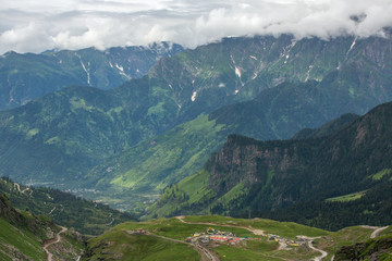Fototapeta premium View from Rohtang pass at beautiful green valley, Himachal Pradesh, India