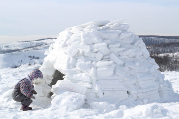 A child comes into the house of Eskimos-igloo.