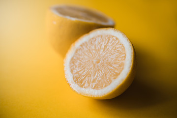 Eine Zitrone halbiert