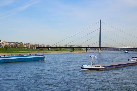 Blick auf den Rhein bei Düsseldorf, Frachtschiff
